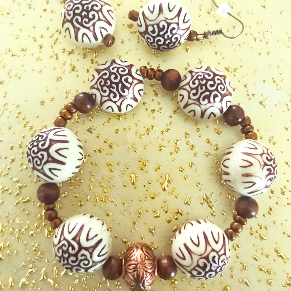 Lively Stones Accessories: Bracelet and earrings.